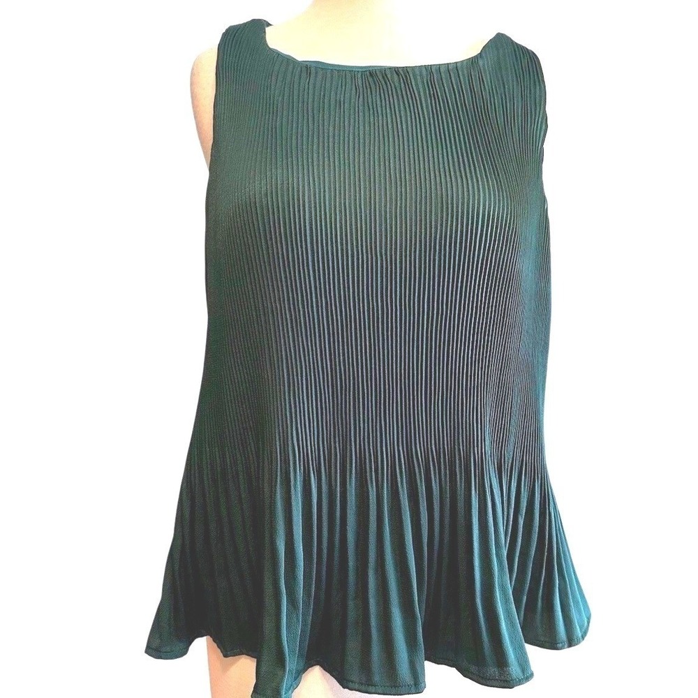 She + Sky Satin Feels Blouse Green Micro Pleated Peplum Sleeveless Chic Flowy M